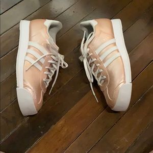 Adidas Samoa in limited metallic rose gold